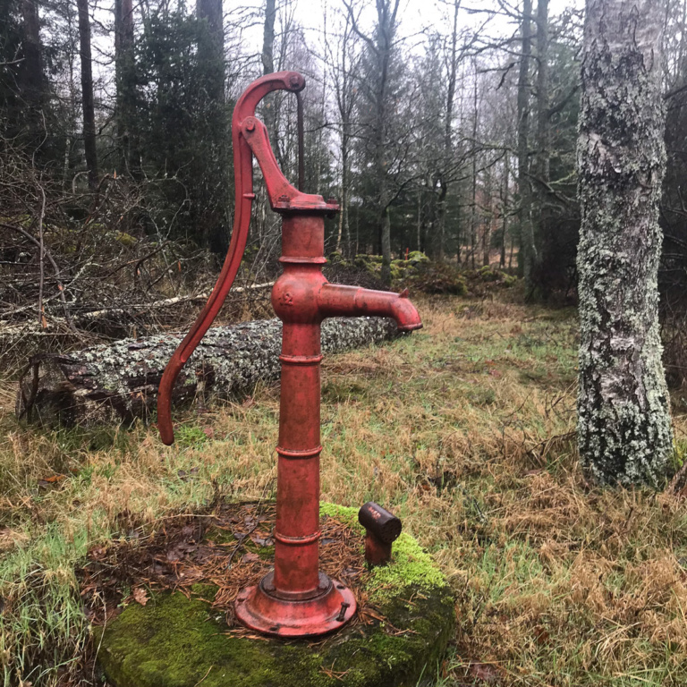 Unter der alte Wasserepumpe ist unsere Trinkwasserfassung.