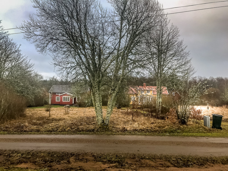 Beleuchtete Häuser mit Lampen in den Fenstern neben der Strasse