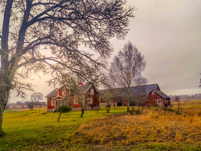 Haus mit Scheune und Schuppen. Typisches Ensemble von Gebäuden in Schweden