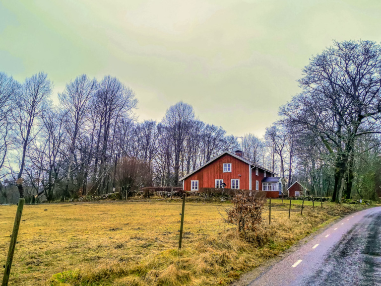 Typisches Haus gestrichen in Falunrot