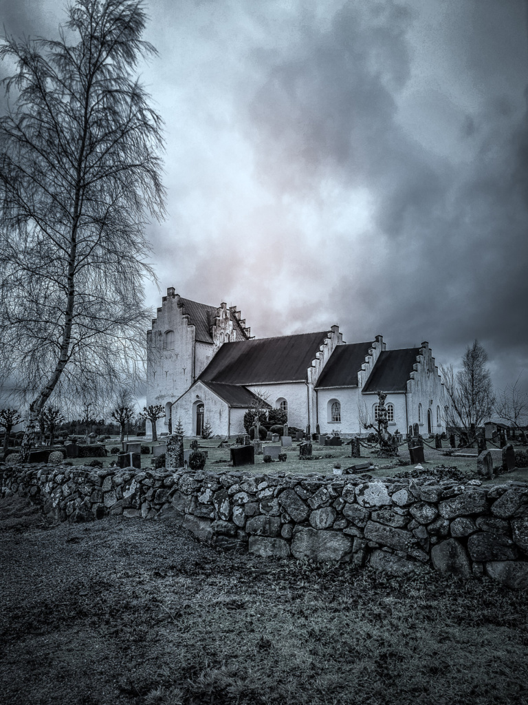 Viele eigenwillige Kirchen am Wegesrand