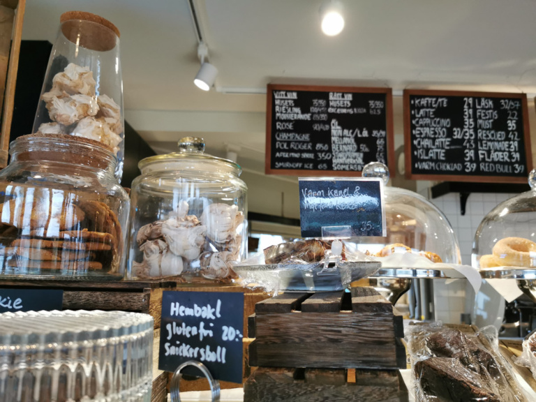 Im Café ist die Auswahl an Gebäck riesig.