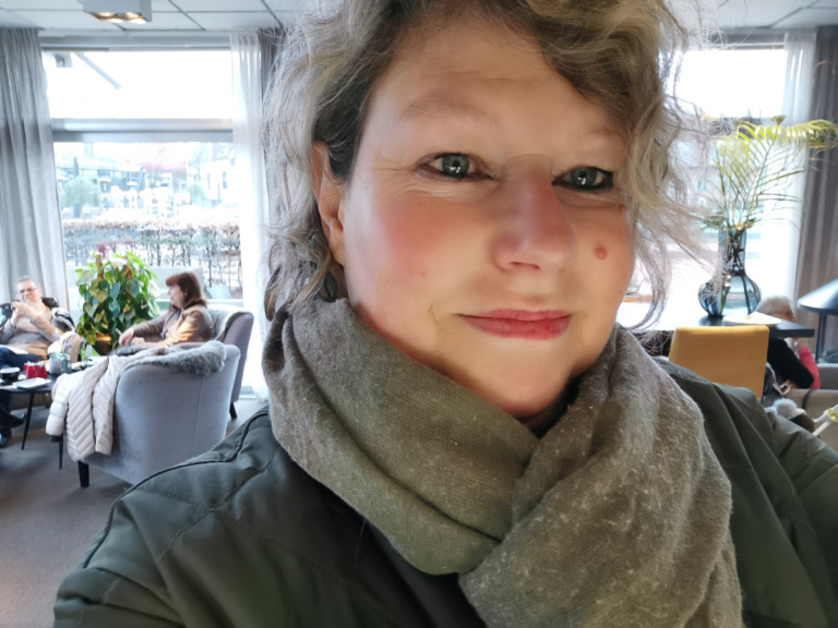 Eine Auszeit geniessen im Café bei einem Kaffee und Stück Kuchen.